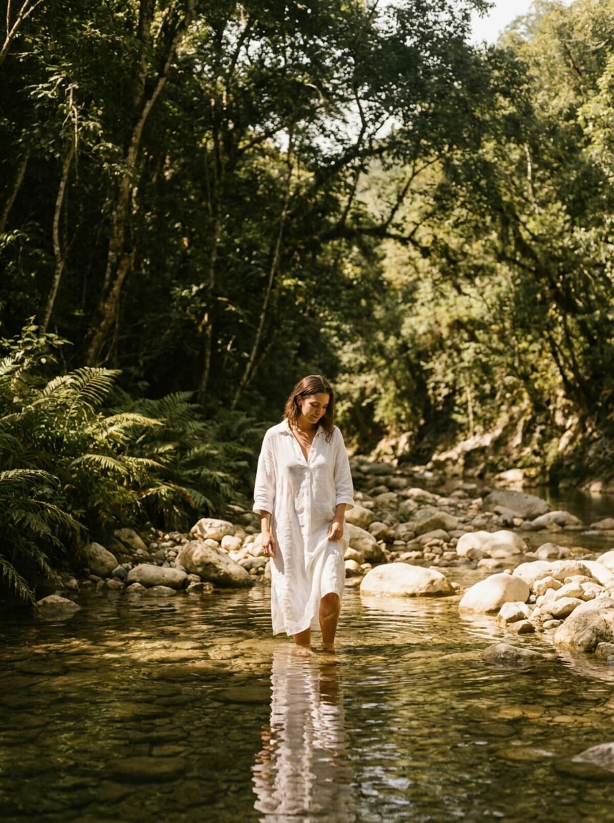 Persona en un río cristalino rodeado de bosque tropical