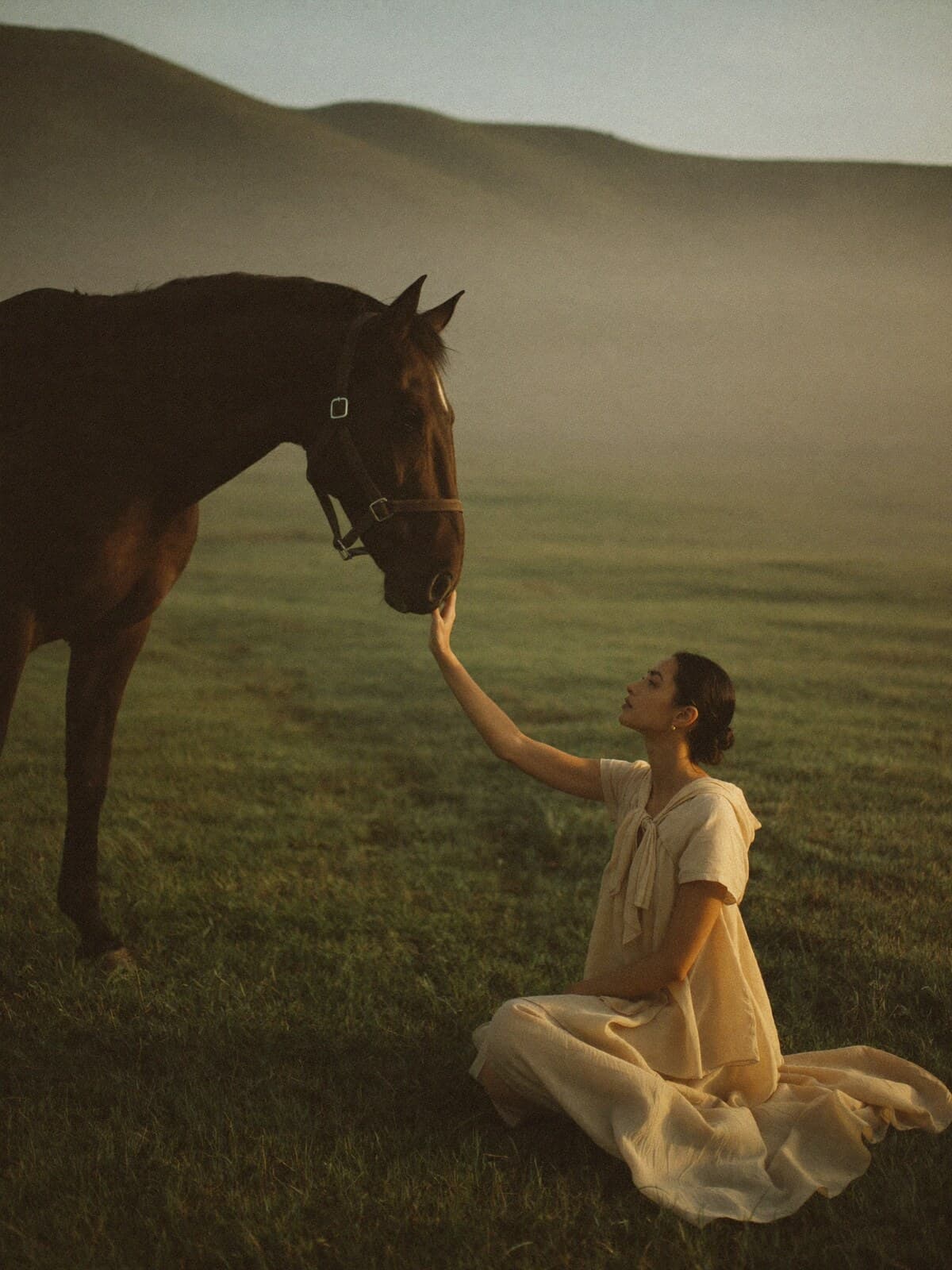 Persona conectando con un caballo en la naturaleza
